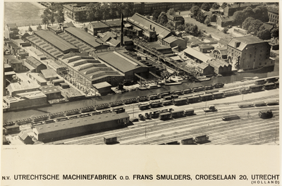 301097 Luchtfoto van het complex van de N.V. Utrechtsche Machinefabriek Frans Smulders (Croeselaan 20) te Utrecht, met ...